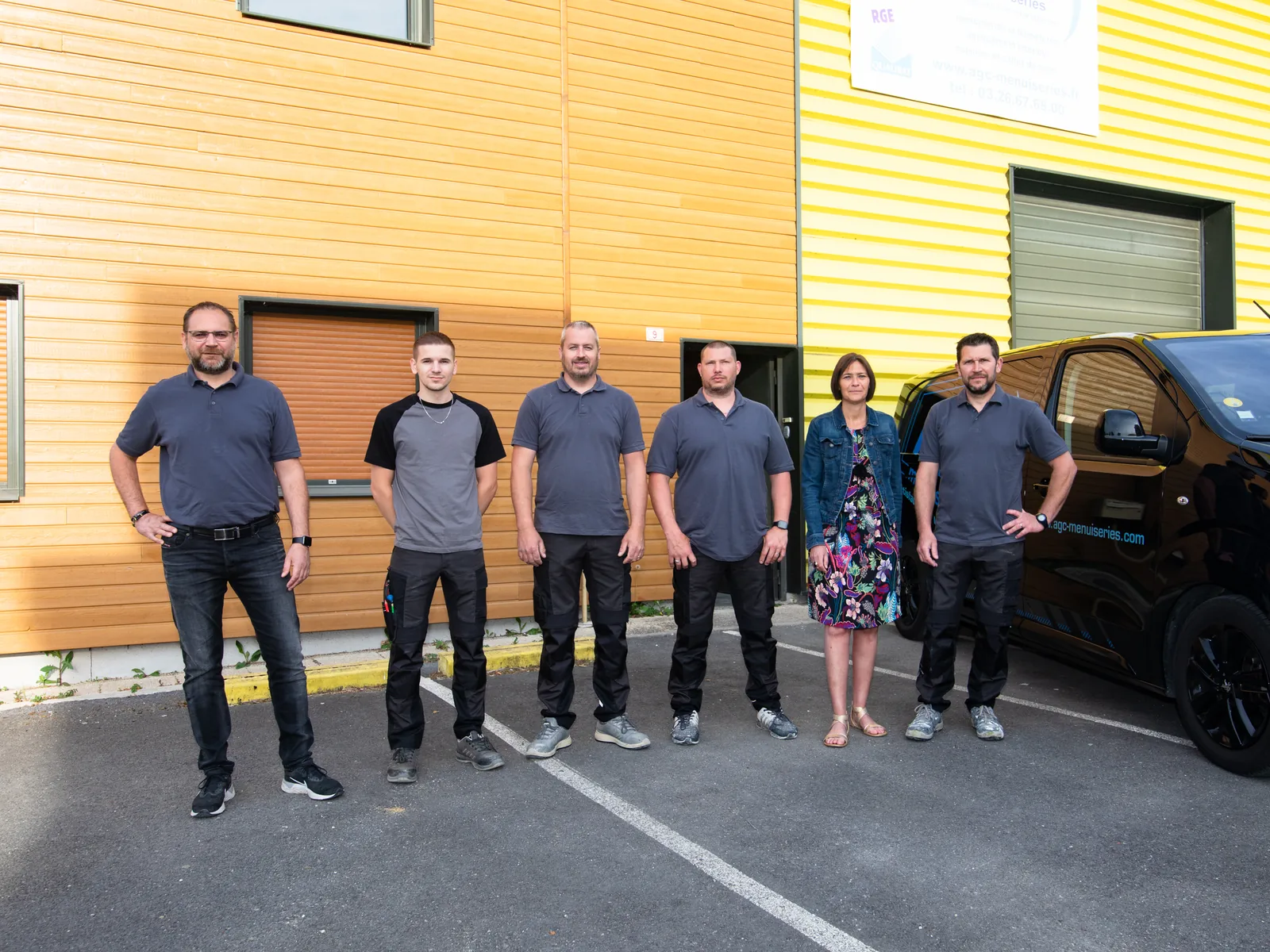 L'équipe AGC Menuiseries devant ses locaux à Mourmelon-le-Grand