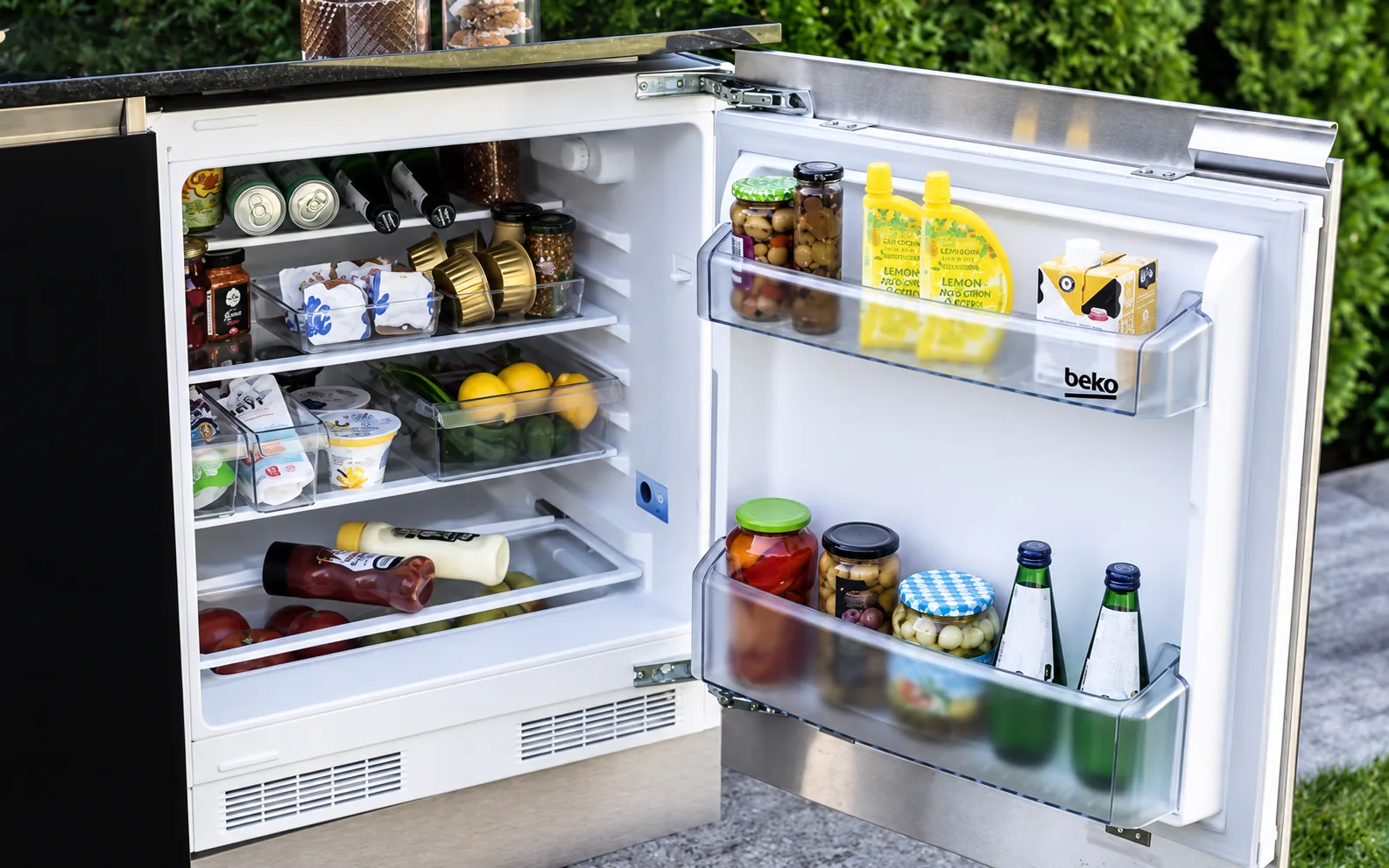 Réfrigérateur encastré dans une cuisine extérieure