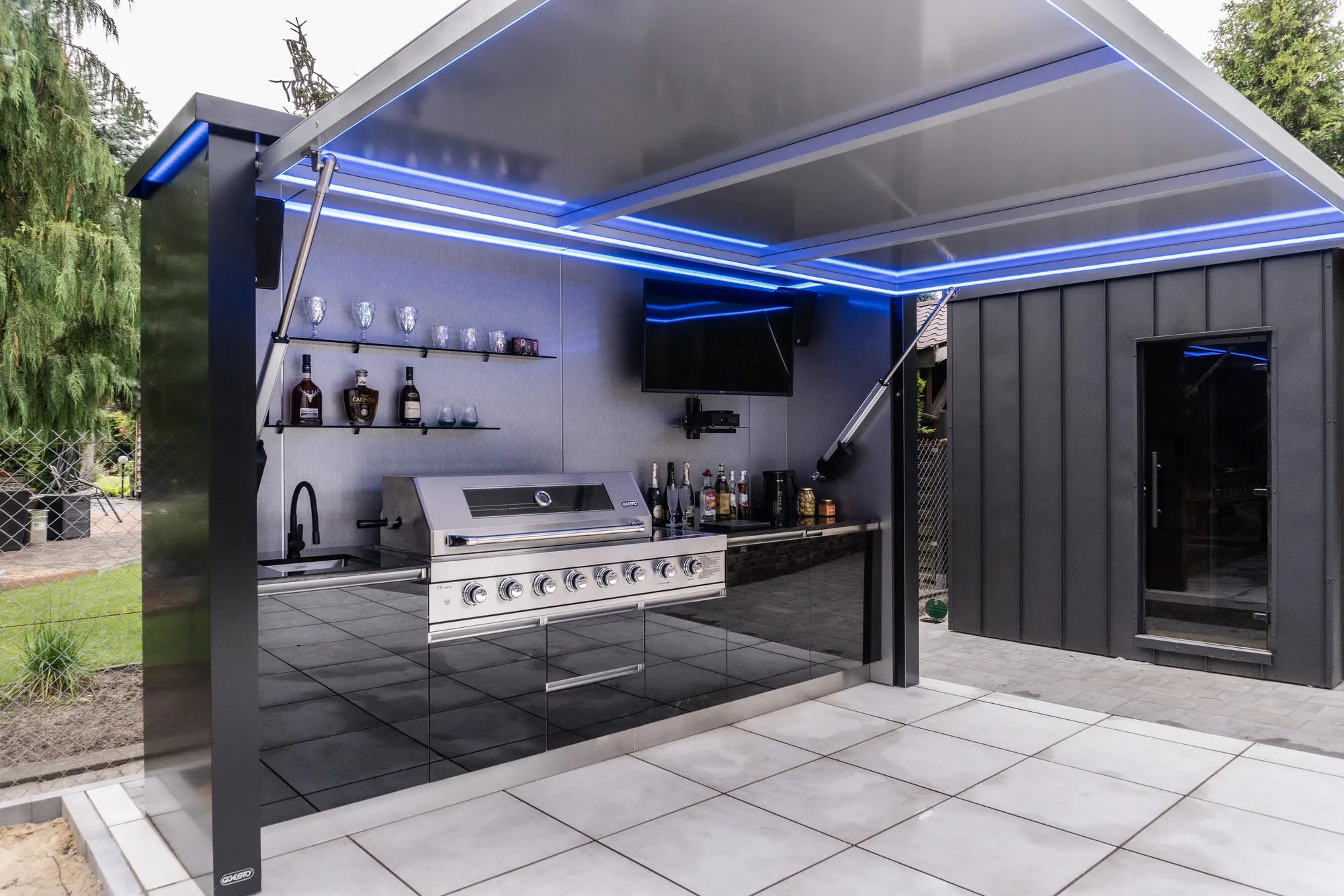 Cuisine QGesto PORT, espace bar et LED bleues