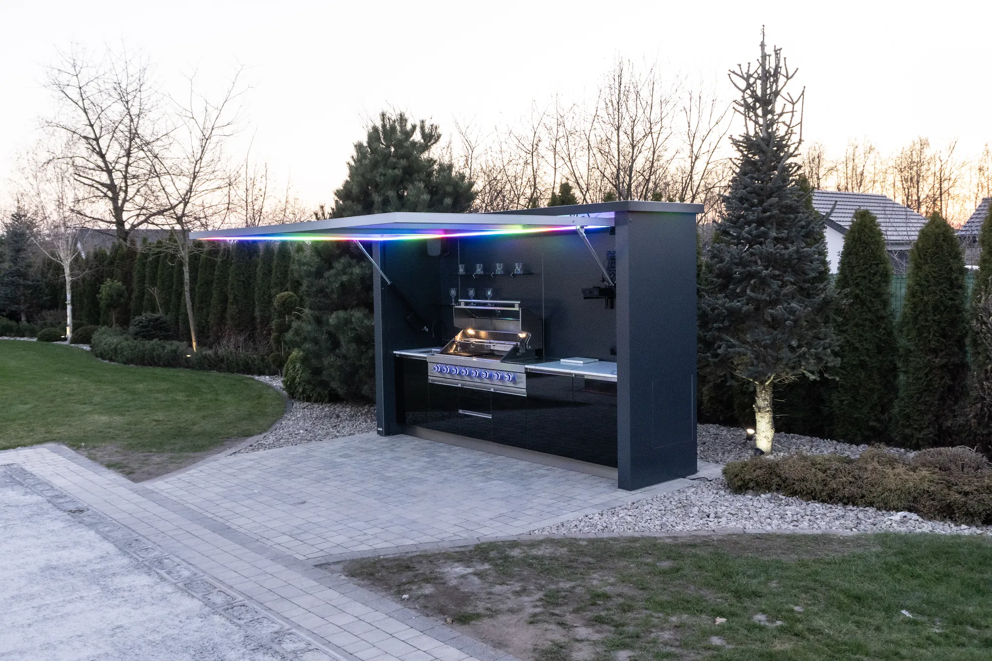 Cuisine QGesto PORT au crépuscule, LED multicolores