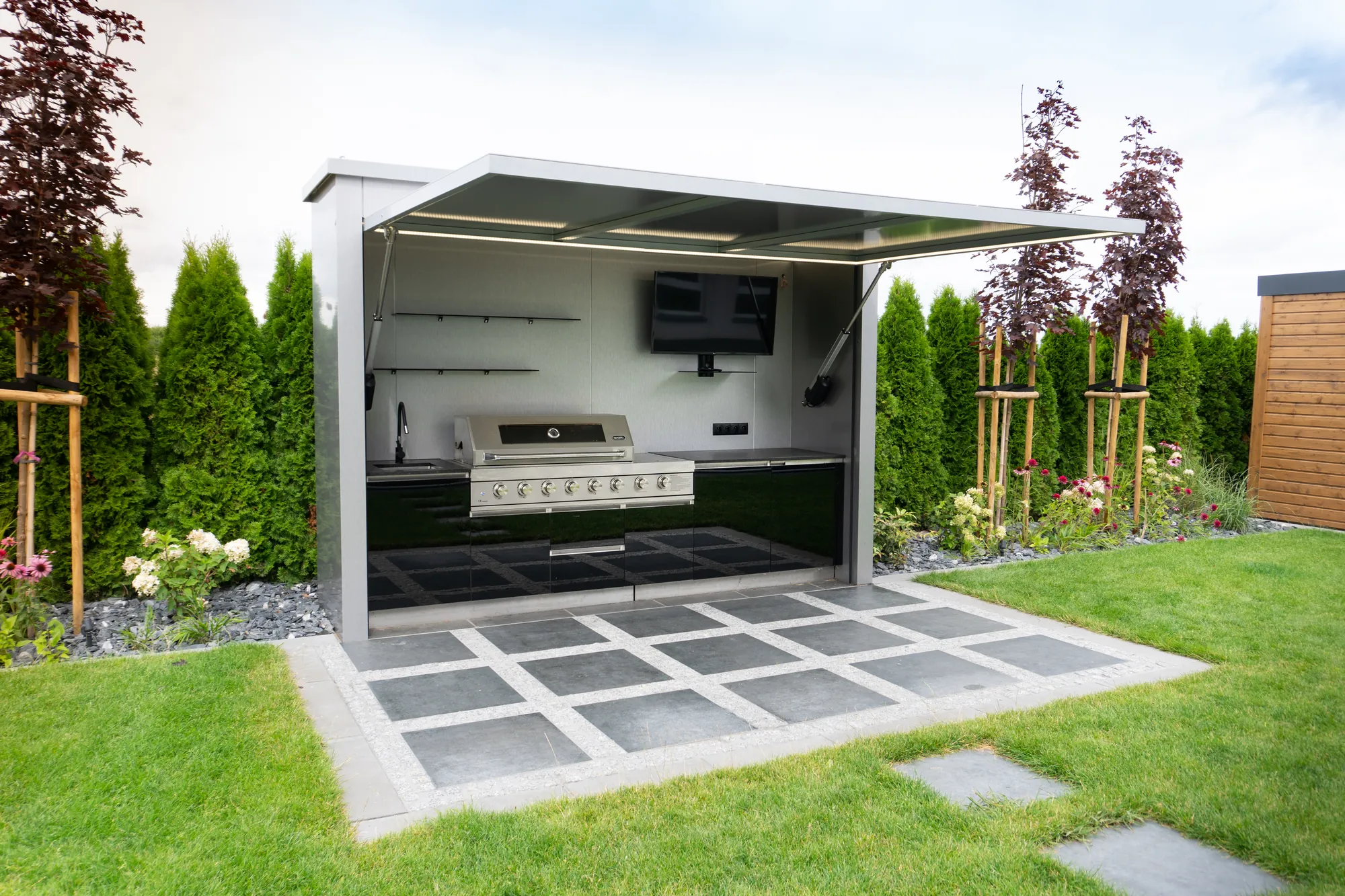 Cuisine QGesto PORT dans un jardin, LED blanches